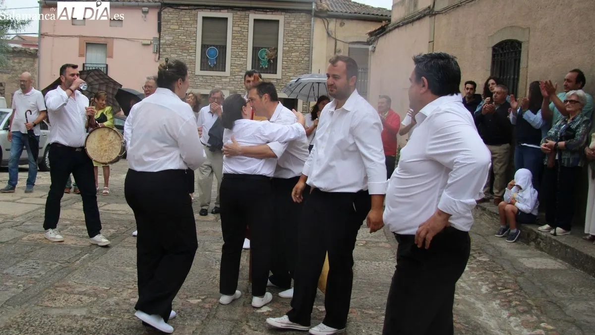 Abanderado y alabardero interpretaron el baile de la bandera, animados por los espectadores