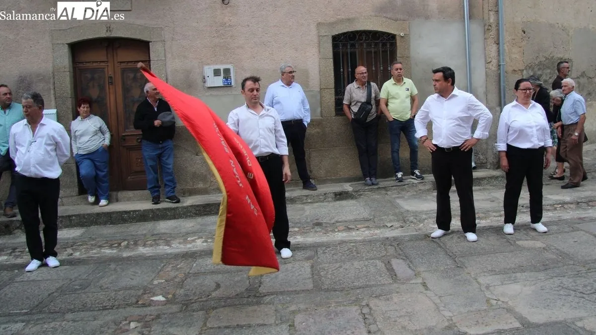 Abanderado y alabardero interpretaron el baile de la bandera, animados por los espectadores