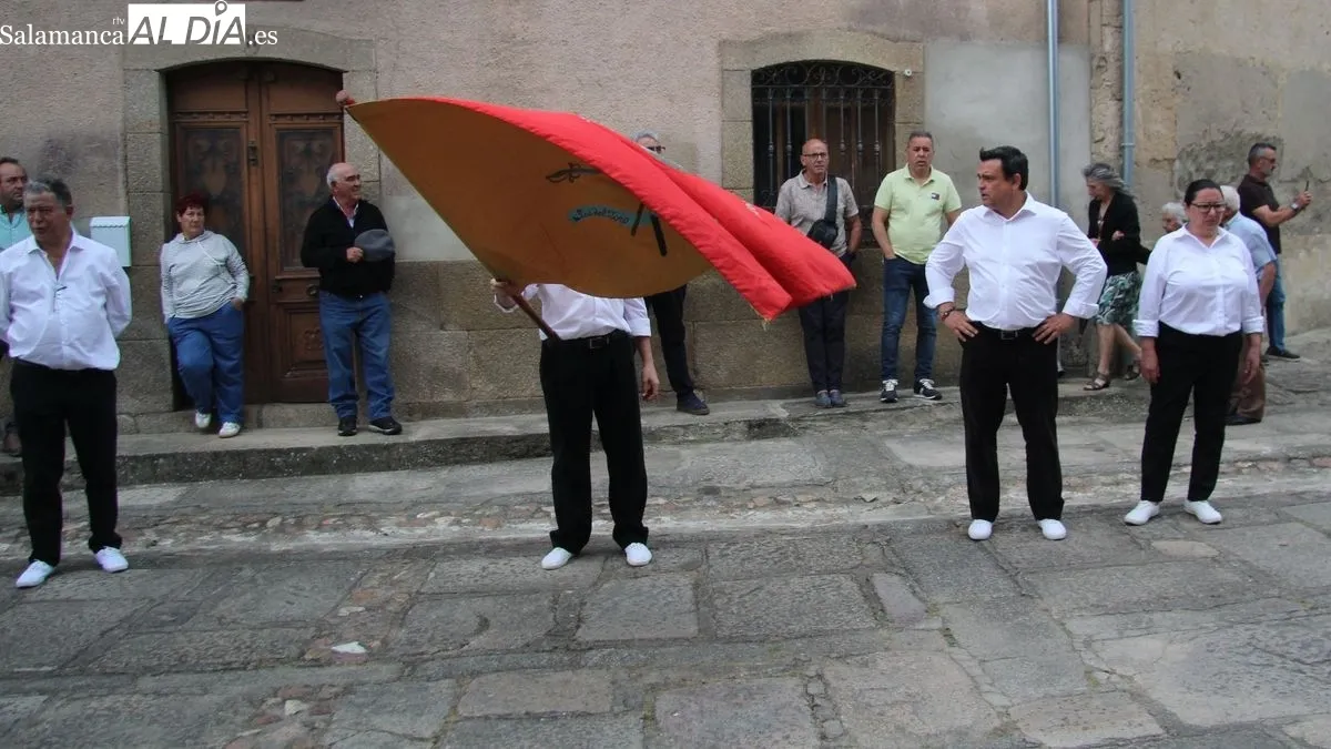 Abanderado y alabardero interpretaron el baile de la bandera, animados por los espectadores