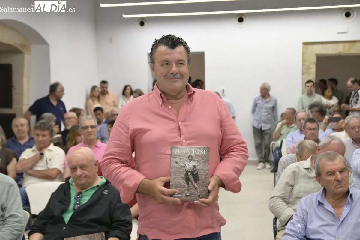 Paco Cañamero inmortaliza la figura del torero Juan José en una nueva biografía presentada en Salamanca | FOTOS: SALAMANCArtv AL DÍA