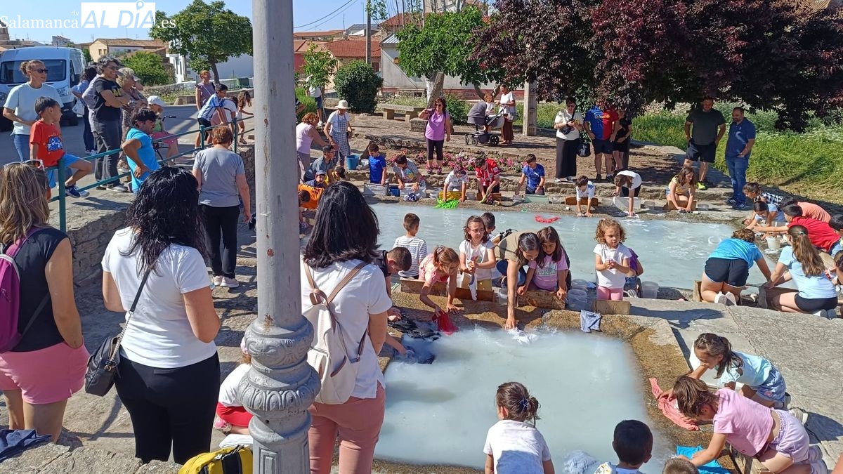 El Día de las Lavanderas trae mucha diversión a los niños y niñas de Lumbrales