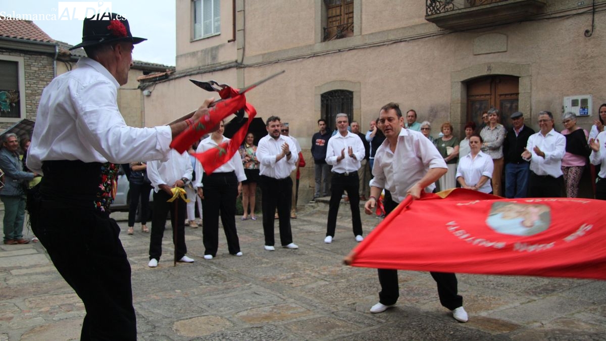 El baile de la bandera hace vibrar al pueblo de Hinojosa el día de San Juan Bautista