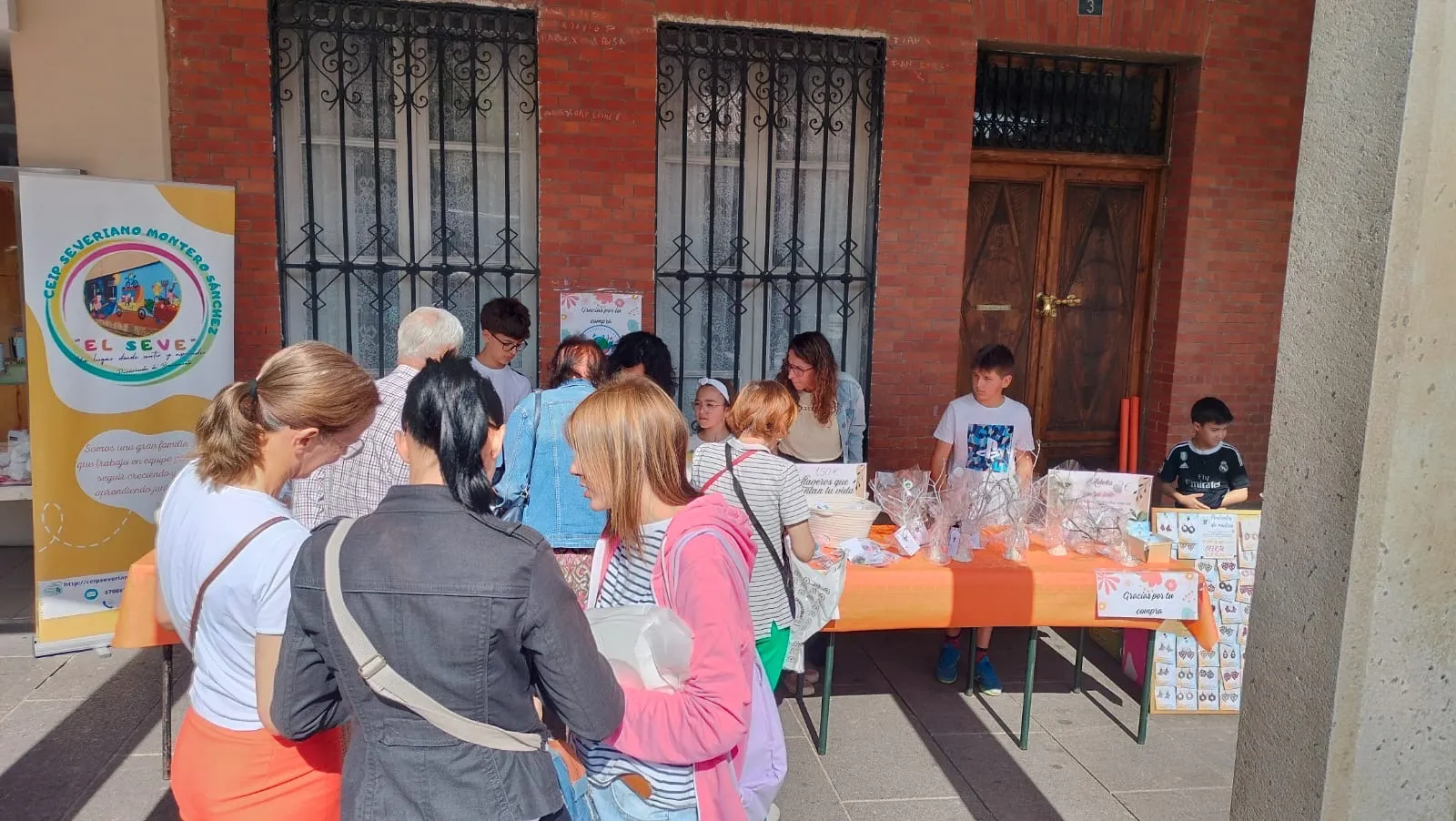 Foto 5 - El Seve lleva su original empresa &lsquo;Fabricando Ilusiones&rsquo; y sus productos artesanales al mercadillo