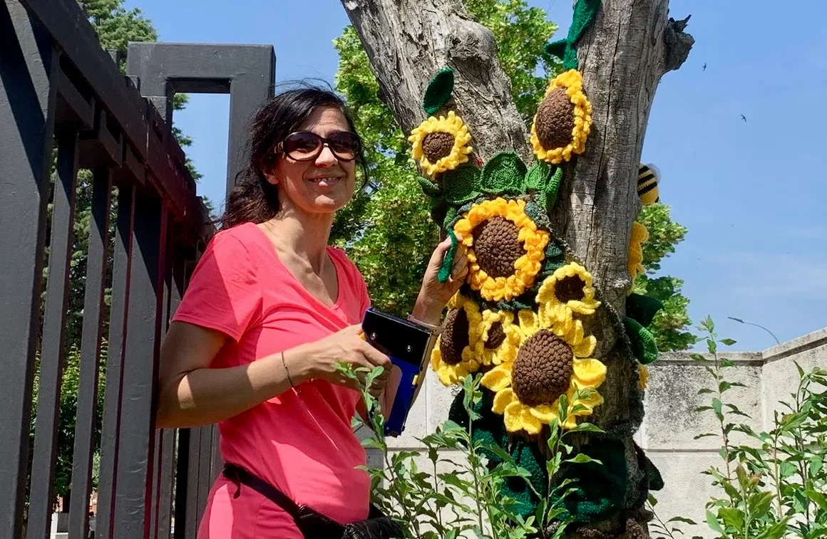 Foto 3 - El grupo Ganchilleras en Acci&oacute;n celebra el D&iacute;a de Tejer en P&uacute;blico con una colorida exhibici&oacute;n en el Parque La Huerta