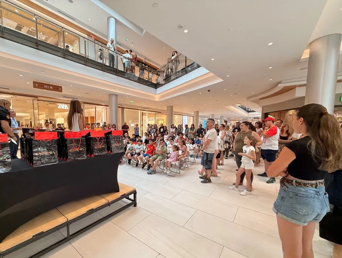 Entrega de premios en el centro comercial El Tormes 