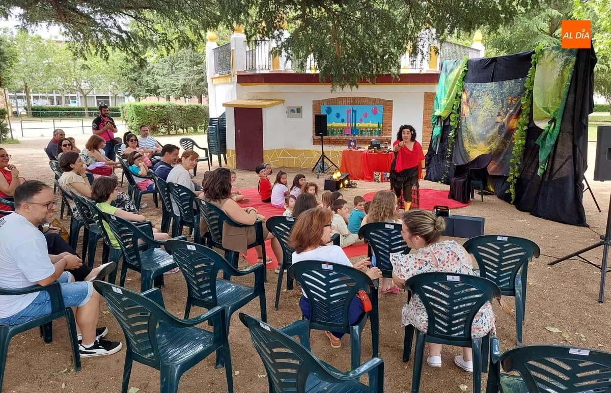 Foto 2 - Charo Jaular conciencia sobre la desigualdad mediante un cuentacuentos en La Glorieta