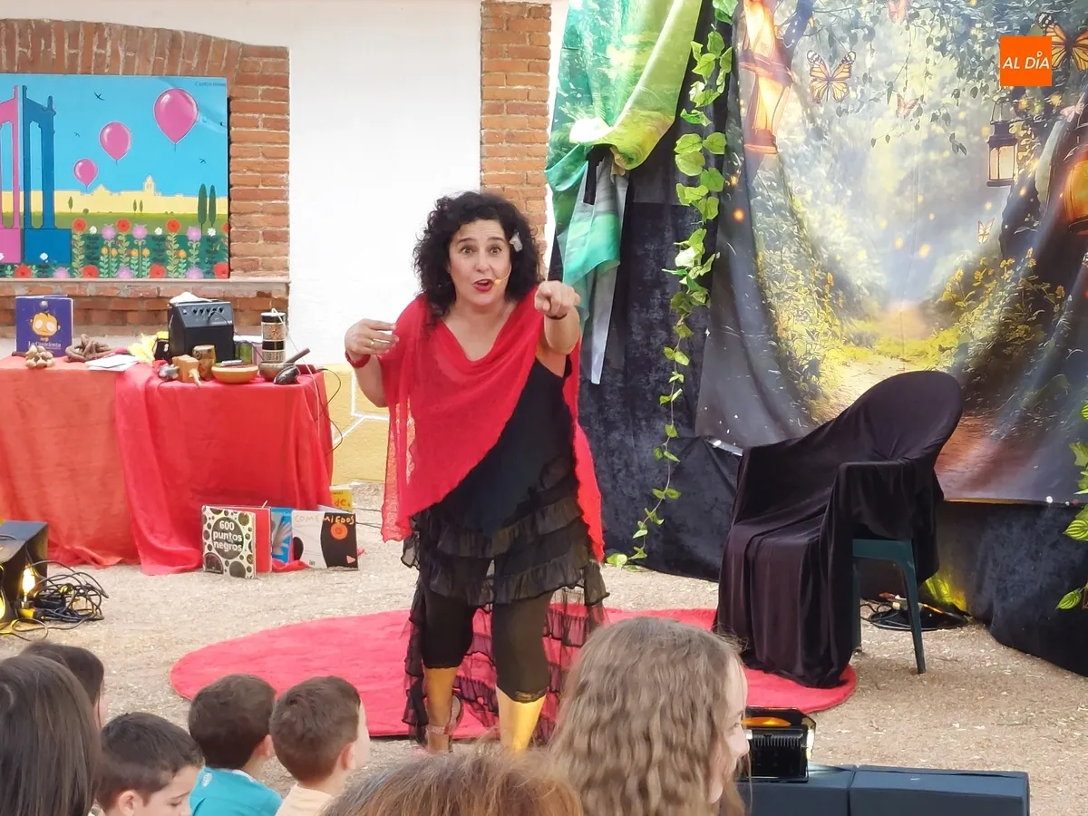 Foto 3 - Charo Jaular conciencia sobre la desigualdad mediante un cuentacuentos en La Glorieta