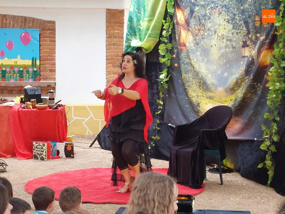 Foto 4 - Charo Jaular conciencia sobre la desigualdad mediante un cuentacuentos en La Glorieta