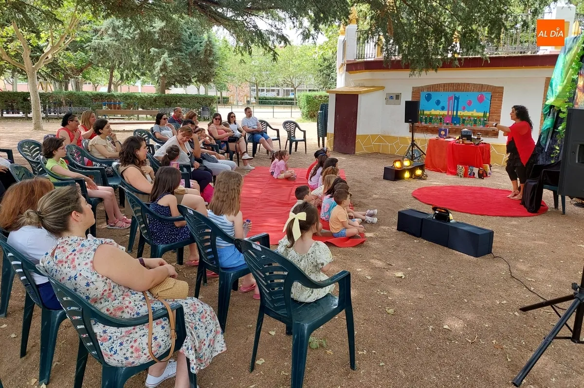 Foto 5 - Charo Jaular conciencia sobre la desigualdad mediante un cuentacuentos en La Glorieta