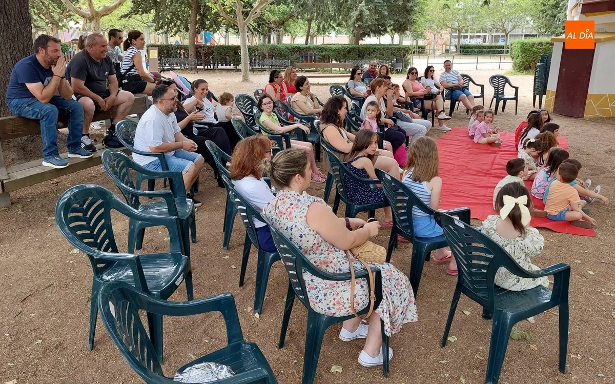 Foto 6 - Charo Jaular conciencia sobre la desigualdad mediante un cuentacuentos en La Glorieta