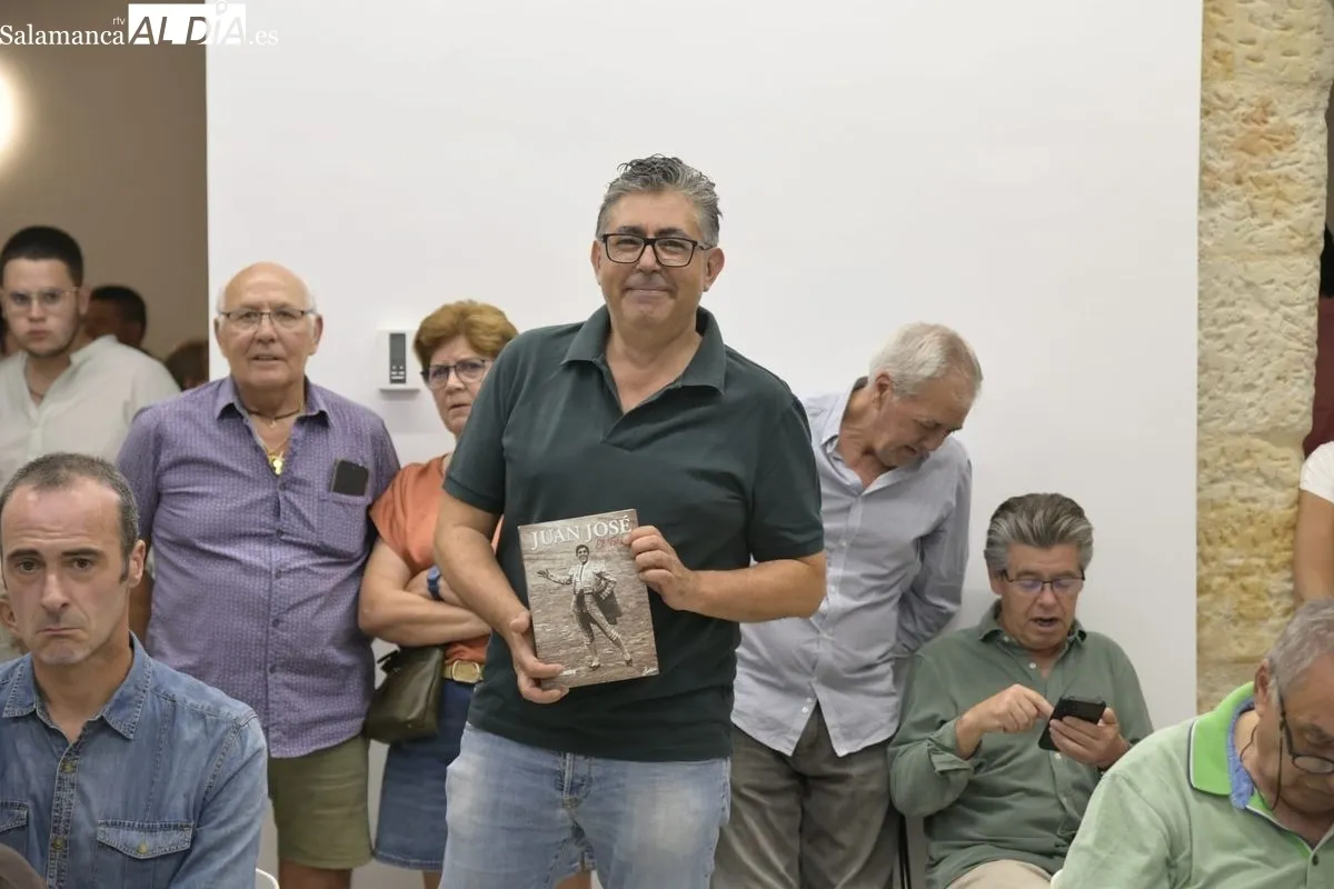 Paco Cañamero inmortaliza la figura del torero Juan José en una nueva biografía presentada en Salamanca | FOTOS: SALAMANCArtv AL DÍA