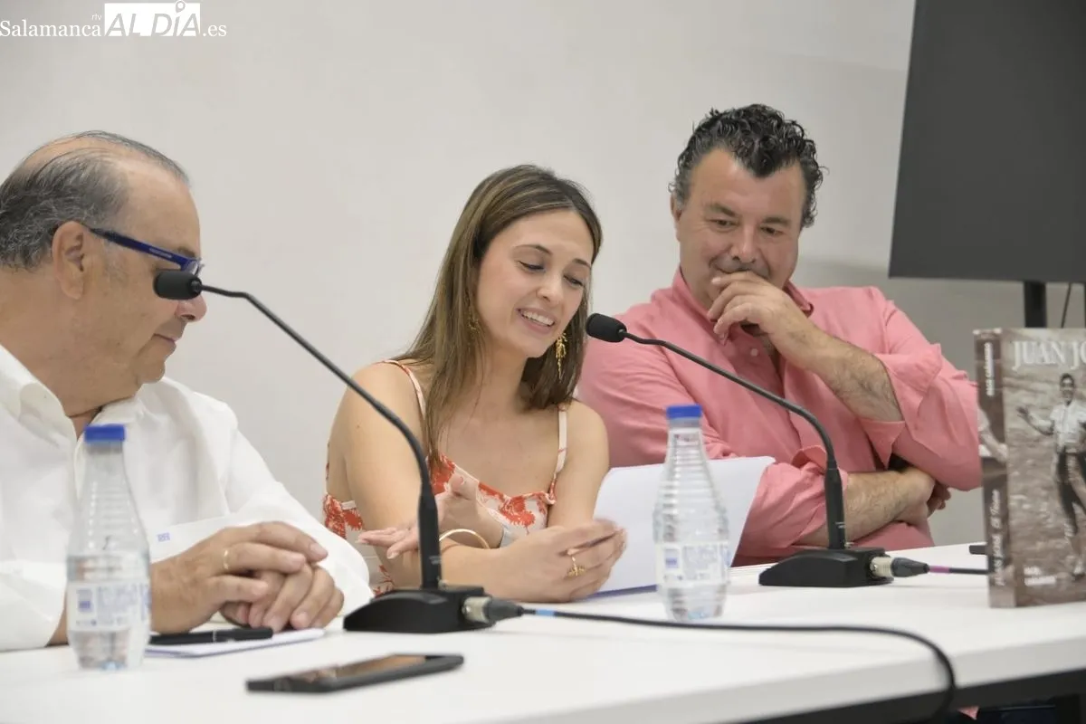 Paco Cañamero inmortaliza la figura del torero Juan José en una nueva biografía presentada en Salamanca | FOTOS: SALAMANCArtv AL DÍA