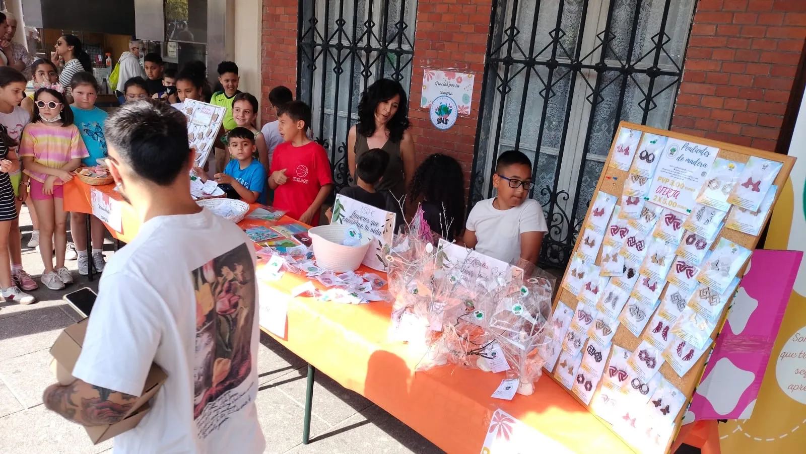 Foto 7 - El Seve lleva su original empresa &lsquo;Fabricando Ilusiones&rsquo; y sus productos artesanales al mercadillo
