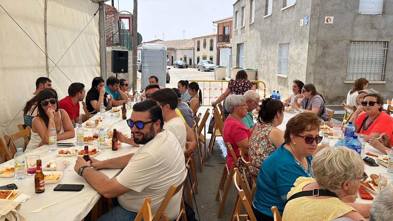 Foto 4 - Cerca de 350 personas participan en la gran comida de hermandad de la II Fiesta de la Mancomunidad