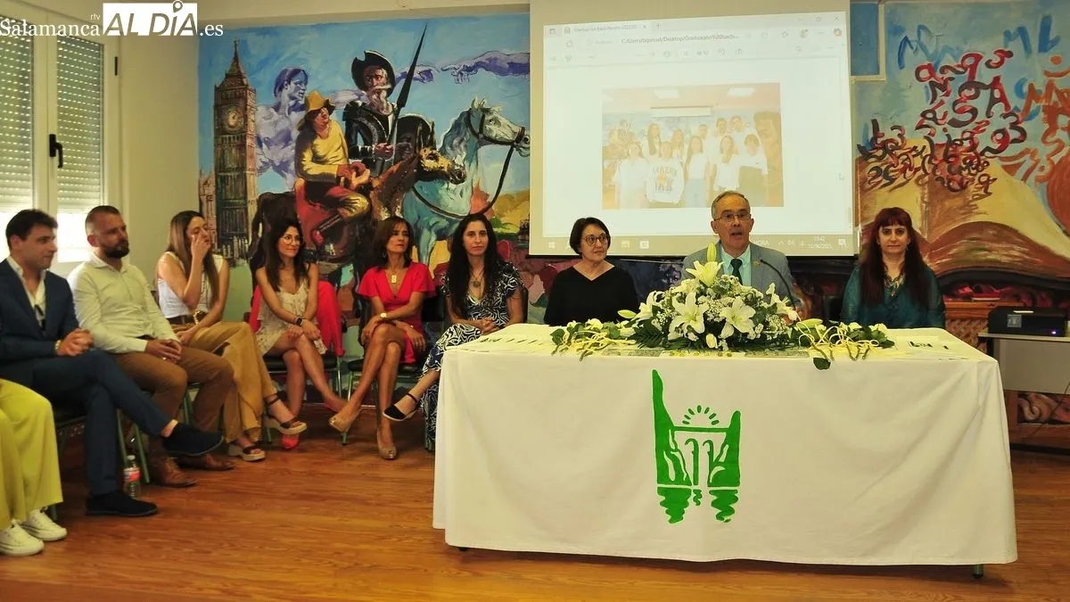 Foto 2 - El IES Tierras de Abadengo homenajea a diez nuevos graduados en bachillerato 