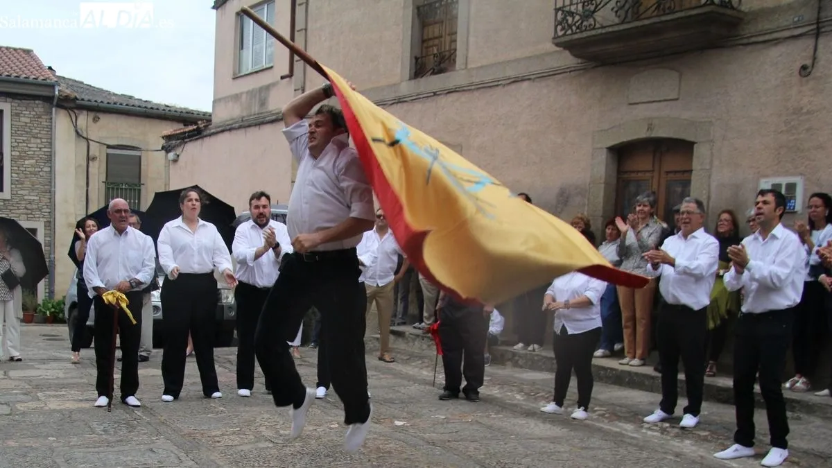 Foto 2 - Hinojosa de Duero vibra con el baile de la bandera en la fiesta de San Juan Bautista
