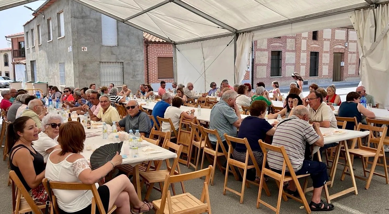 Foto 3 - Cerca de 350 personas participan en la gran comida de hermandad de la II Fiesta de la Mancomunidad