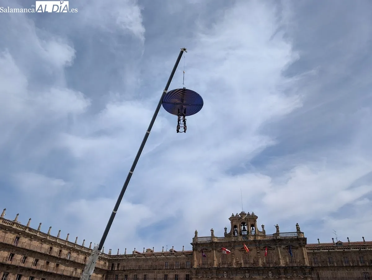 Ensayo del espectáculo NEXUS en la mañana de este jueves en la Plaza Mayor de Salamanca. Fotos: David Sañudo