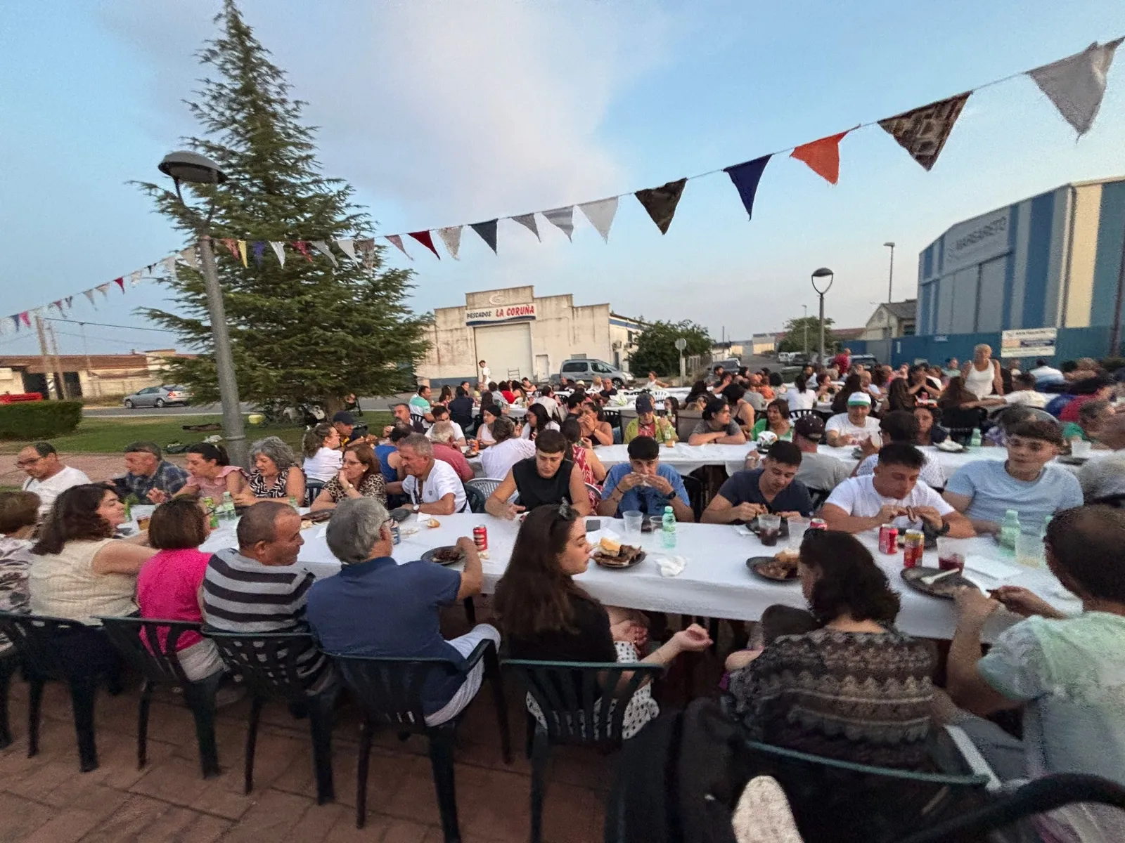 Foto 4 - Gran ambiente y unidad durante la primera fiesta vecinal en el barrio de Los Chopos
