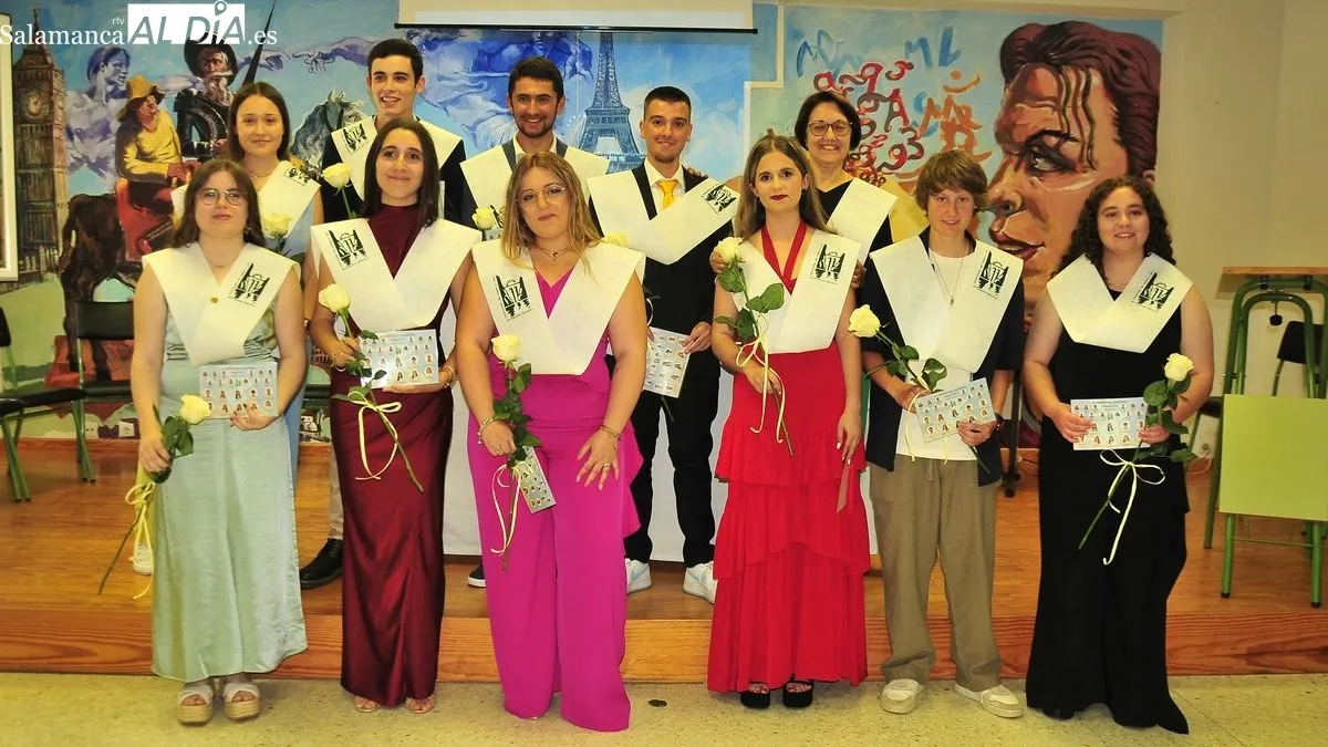 Foto 3 - El IES Tierras de Abadengo homenajea a diez nuevos graduados en bachillerato 