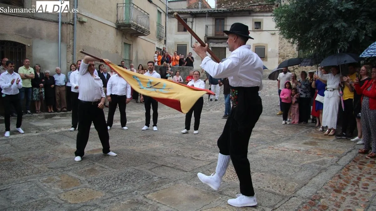 Foto 4 - Hinojosa de Duero vibra con el baile de la bandera en la fiesta de San Juan Bautista