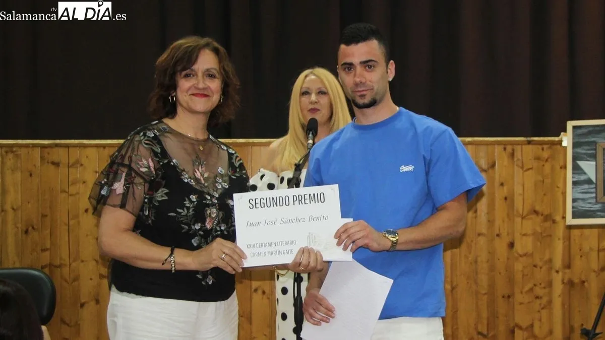 Foto 2 - La Asociaci&oacute;n de mujeres Villa de Lumbrales entrega los premios del XXIV Certamen Literario Carmen Mart&iacute;n Gaite