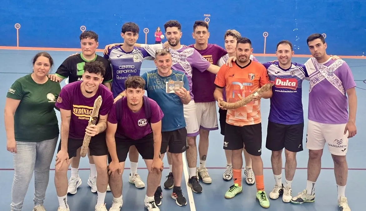 Foto 2 - Deporte y continuado ambiente durante el VII Campeonato de F&uacute;tbol Sala de la Cofrad&iacute;a Virgen de la Esperanza