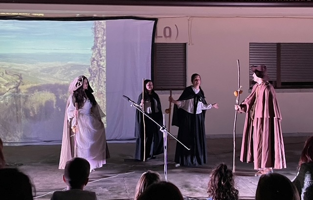 El Maíllo recibe a los jóvenes actores del montaje ‘Peregrinos de Esperanza’