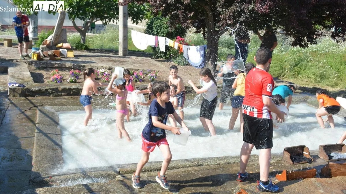 Foto 3 - El agua protagoniza el D&iacute;a de las Lavanderas para diversi&oacute;n de los ni&ntilde;os y ni&ntilde;as de Lumbrales