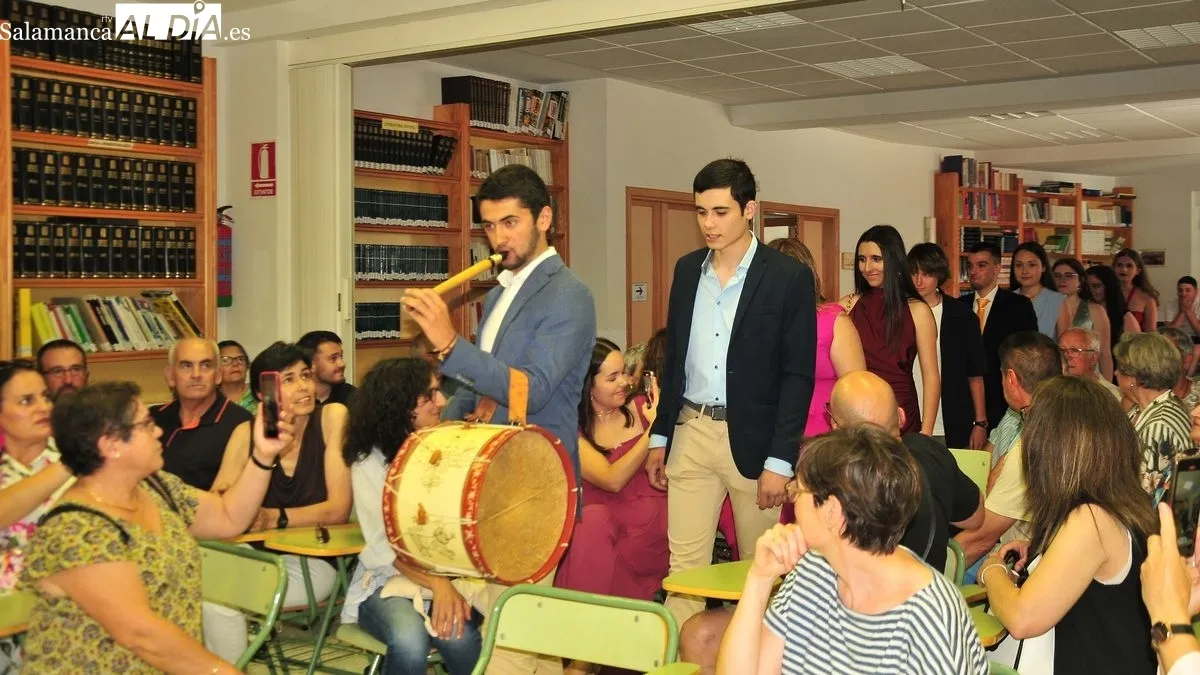 Foto 4 - El IES Tierras de Abadengo homenajea a diez nuevos graduados en bachillerato 