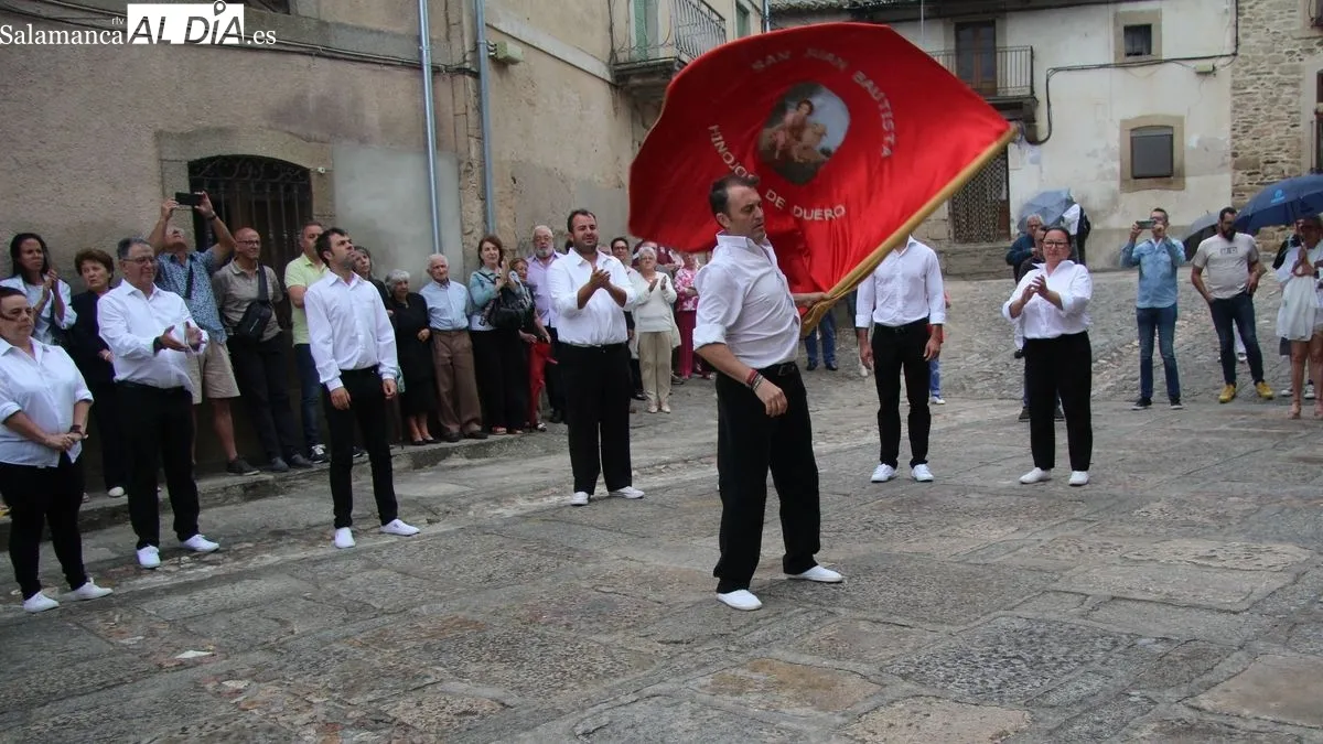 Foto 3 - Hinojosa de Duero vibra con el baile de la bandera en la fiesta de San Juan Bautista