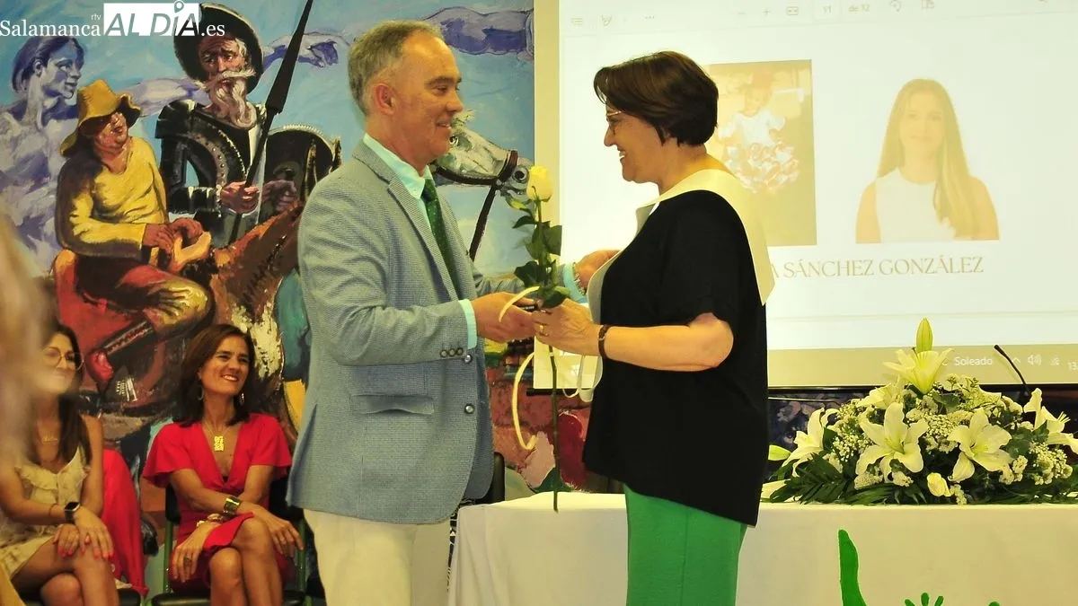 Diez jóvenes de varios pueblos de El Abadengo han recibido sus becas de graduados en bachillerato
