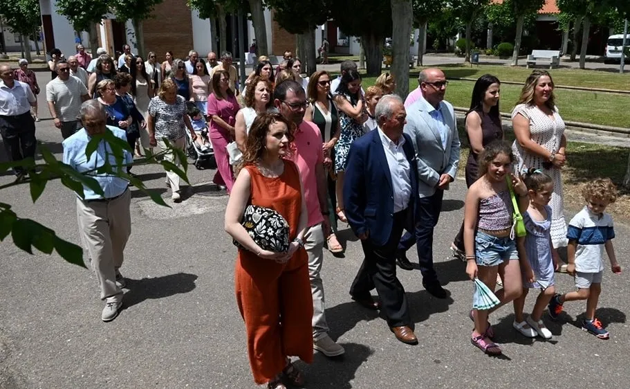 Foto 5 - Los vecinos de Sanjuanejo procesionan a su patr&oacute;n