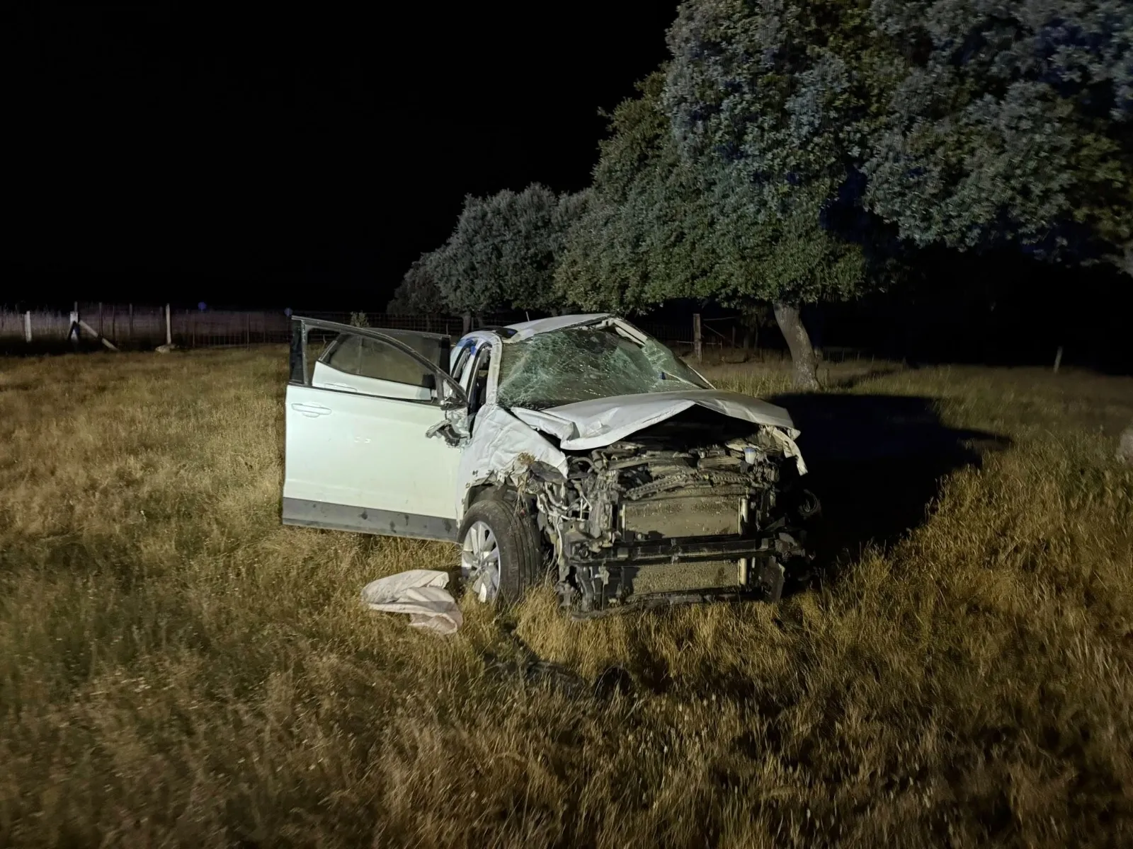 Un hombre de 50 años herido y trasladado al Hospital de Salamanca tras salirse de la vía con su coche en Sando | FOTOS : Asociación Bomberos De Ledesma 