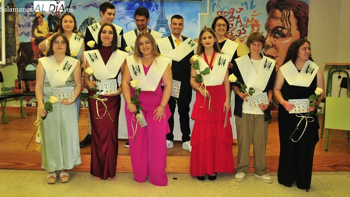 Diez jóvenes de varios pueblos de El Abadengo han recibido sus becas de graduados en bachillerato