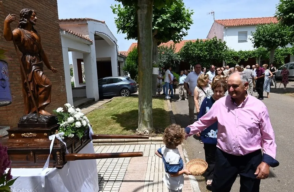 Foto 4 - Los vecinos de Sanjuanejo procesionan a su patr&oacute;n