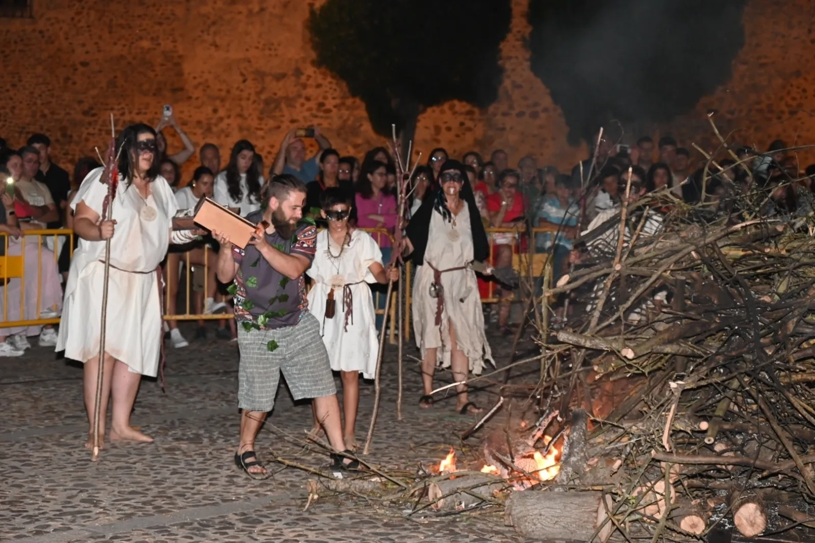 Foto 4 - Ciudad Rodrigo rememora su pasado vet&oacute;n para dar el pistoletazo de salida al verano 2025
