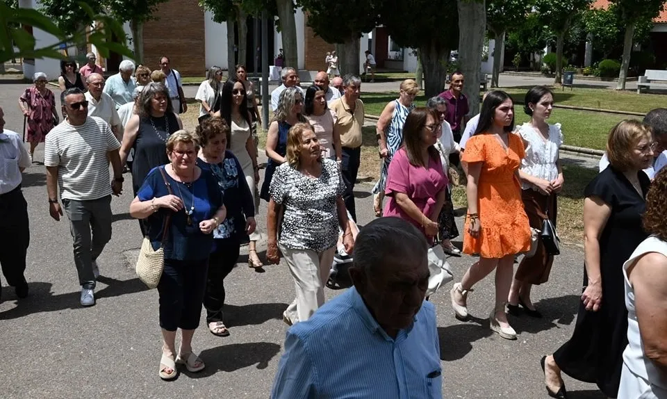 Foto 2 - Los vecinos de Sanjuanejo procesionan a su patr&oacute;n