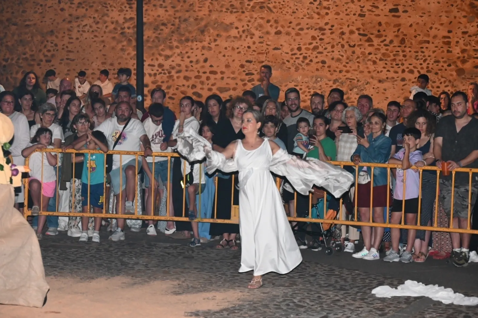 Foto 3 - Ciudad Rodrigo rememora su pasado vet&oacute;n para dar el pistoletazo de salida al verano 2025