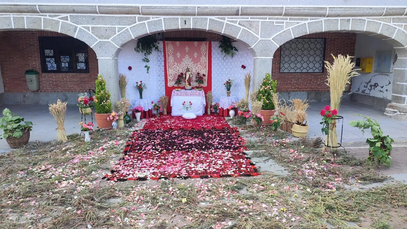 Foto 2 - Santiago de la Puebla y la implicaci&oacute;n vecinal, unidos un a&ntilde;o m&aacute;s en la esperada celebraci&oacute;n del Corpus
