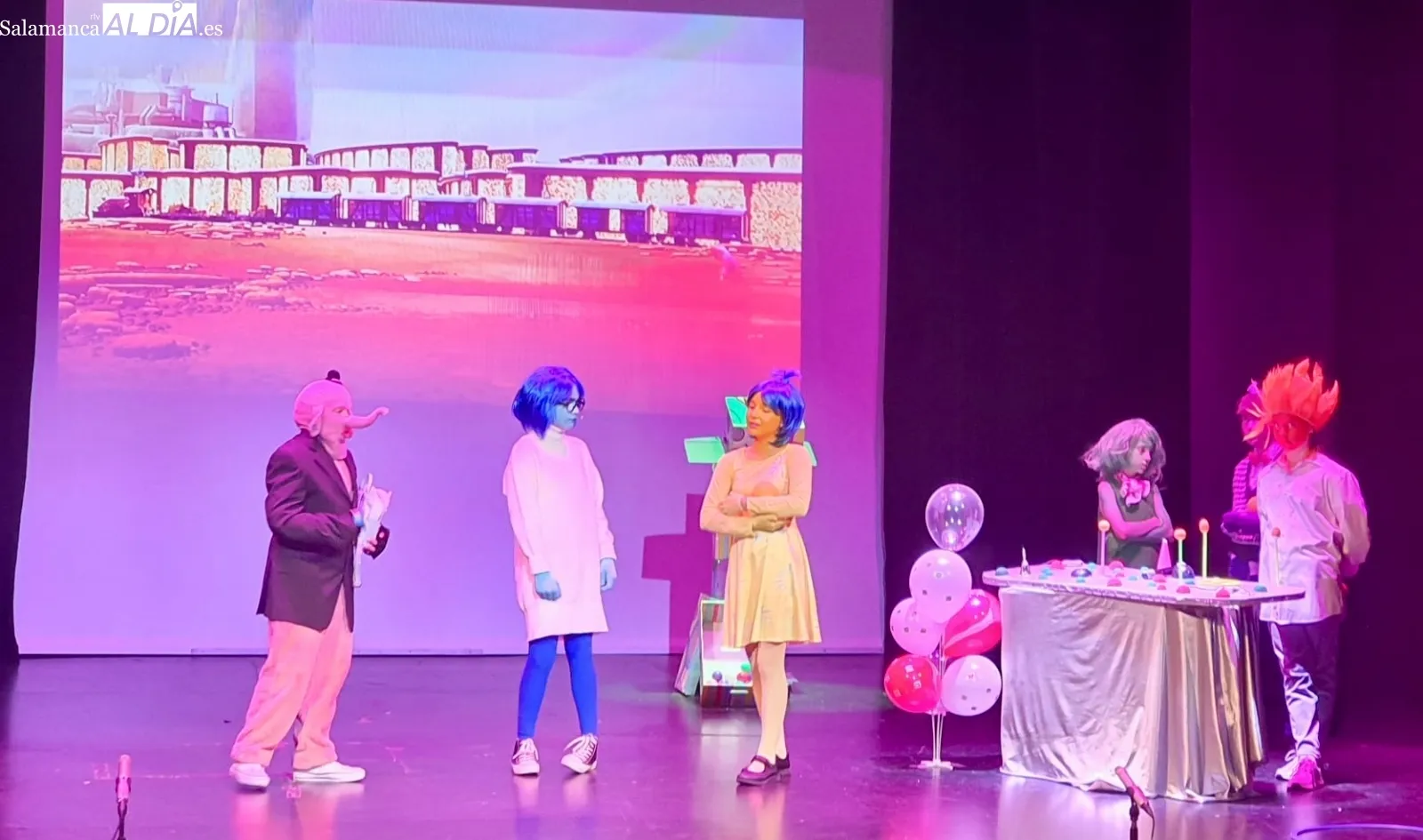 Foto 4 - El Teatro Calder&oacute;n, abarrotado de p&uacute;blico y aplausos para vivir la obra escolar solidaria &lsquo;Del Rev&eacute;s&rsquo; del colegio La Encarnaci&oacute;n