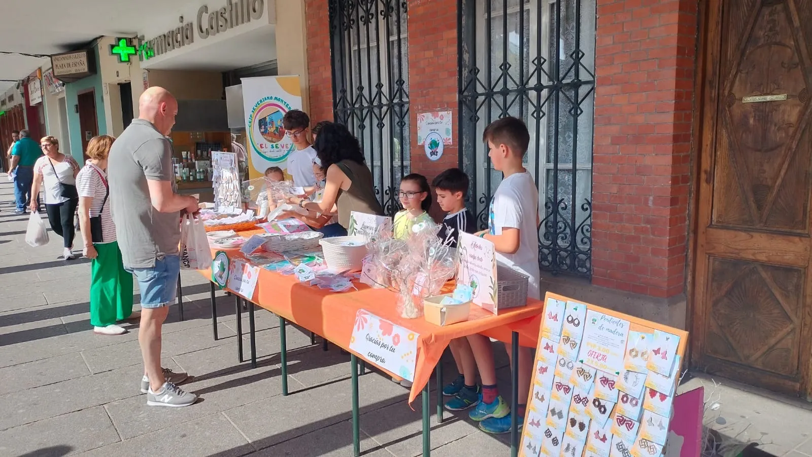 Foto 3 - El Seve lleva su original empresa &lsquo;Fabricando Ilusiones&rsquo; y sus productos artesanales al mercadillo