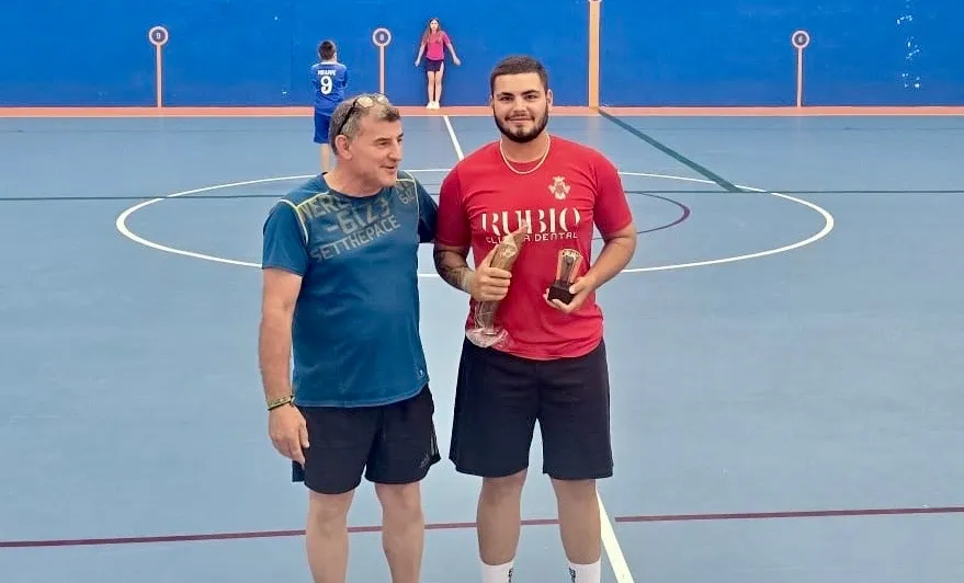Foto 4 - Deporte y continuado ambiente durante el VII Campeonato de F&uacute;tbol Sala de la Cofrad&iacute;a Virgen de la Esperanza