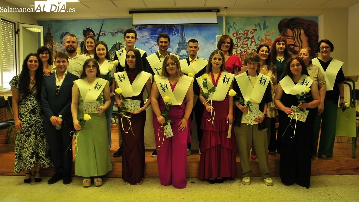 Foto 5 - El IES Tierras de Abadengo homenajea a diez nuevos graduados en bachillerato 
