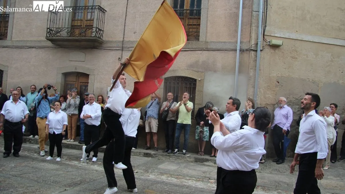 Foto 5 - Hinojosa de Duero vibra con el baile de la bandera en la fiesta de San Juan Bautista