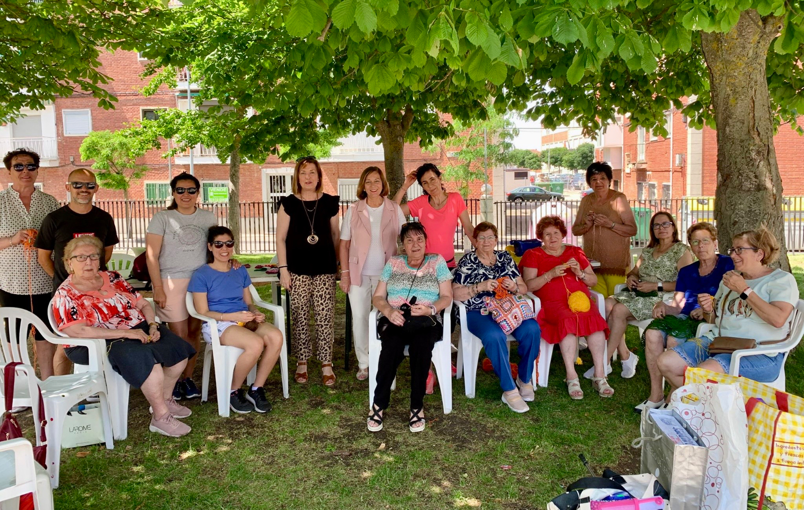 El grupo Ganchilleras en Acción celebra el Día de Tejer en público con una colorida exhibición en el Parque La Huerta