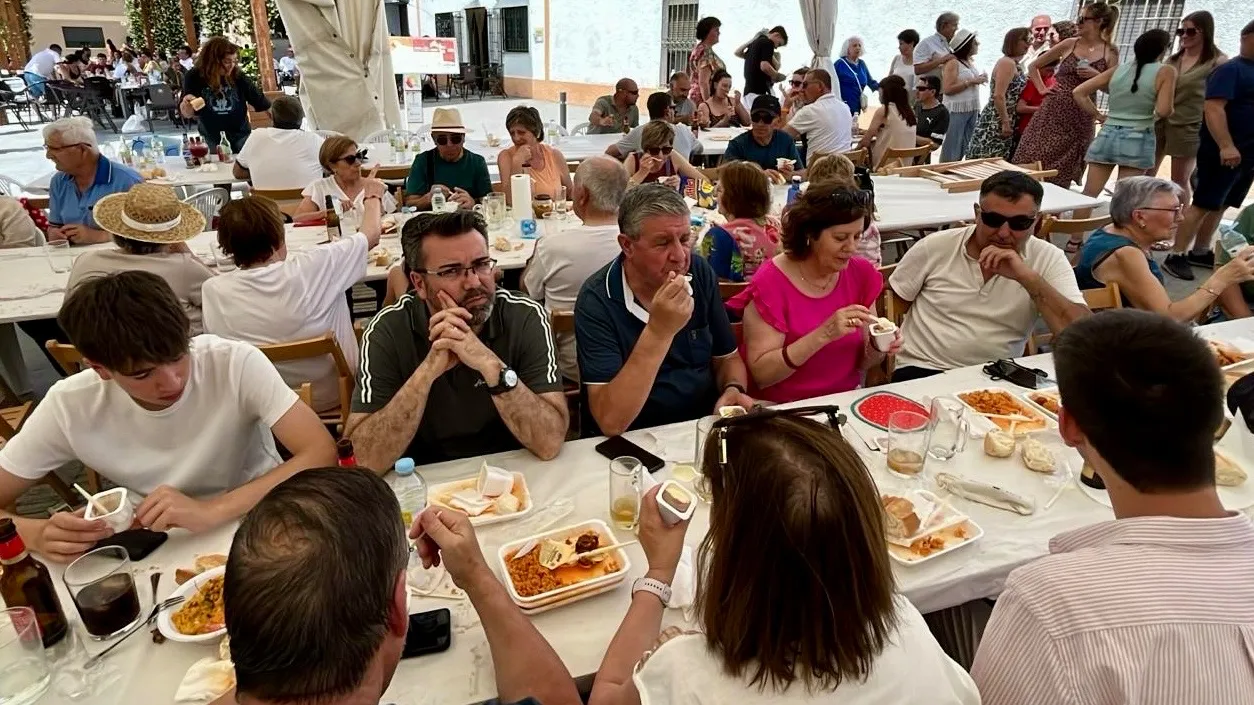 Foto 5 - Cerca de 350 personas participan en la gran comida de hermandad de la II Fiesta de la Mancomunidad