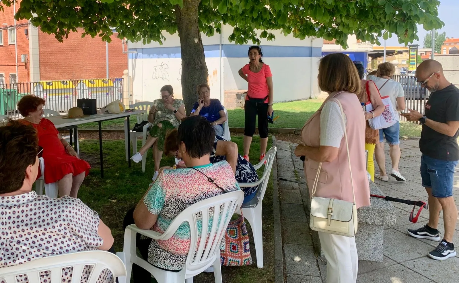Foto 4 - El grupo Ganchilleras en Acci&oacute;n celebra el D&iacute;a de Tejer en P&uacute;blico con una colorida exhibici&oacute;n en el Parque La Huerta