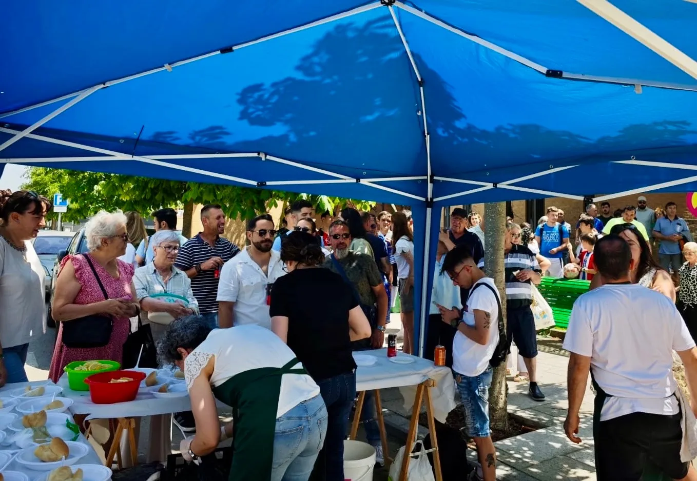 Foto 9 - Deporte y continuado ambiente durante el VII Campeonato de F&uacute;tbol Sala de la Cofrad&iacute;a Virgen de la Esperanza