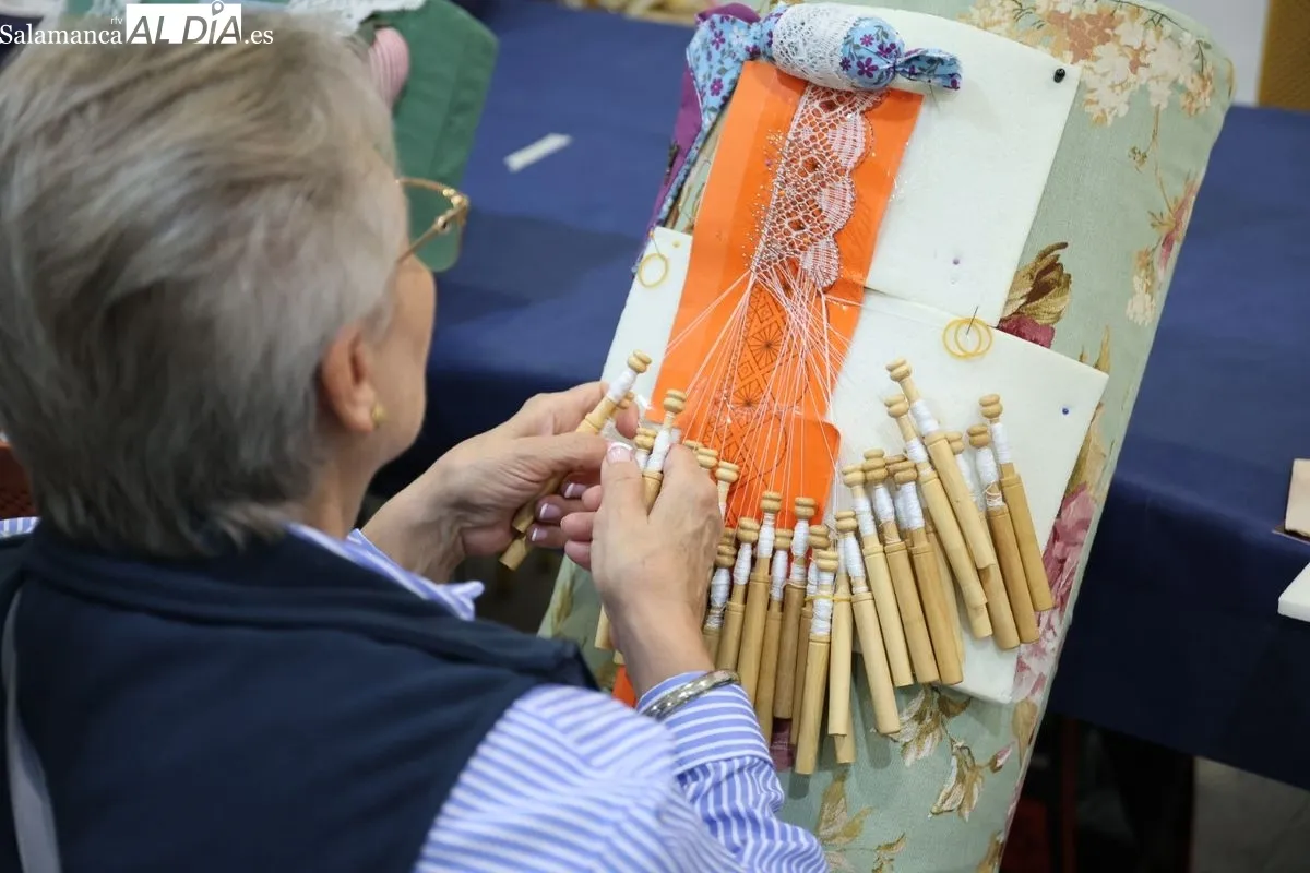 El arte del encaje de bolillos toma el Palacio de Congresos de Salamanca | FOTOS: David Sañudo 